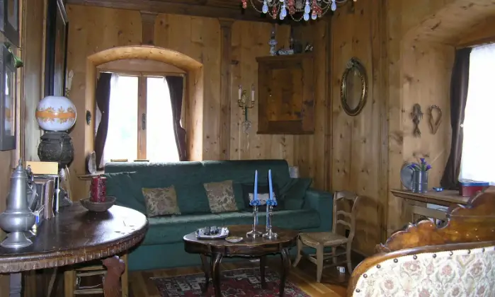 Rexer-Borca-di-Cadore-Appartamento-in-Cadore-SOGGIORNO-stube-con-rivestimento-originale-in-cirmolo-e-alcuni-mobili-antichi
