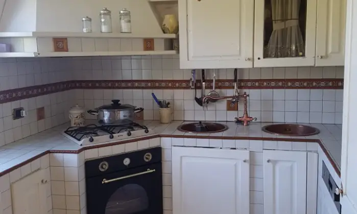Rexer-Montecchio-Villa-stile-shabby-in-paesino-medioevale-CUCINA
