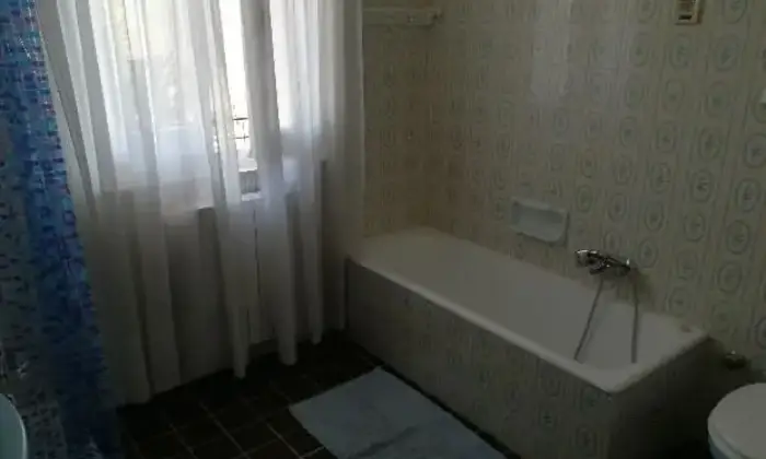 Rexer-Chieti-Luminosa-e-ampia-camera-in-affitto-BAGNO