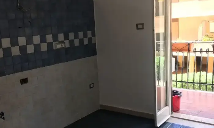 Rexer-Messina-Appartamento-ben-rifinito-ampio-salone-ingresso-stanze-letto-bagno-ingresso-ripostigli