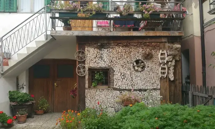 Rexer-Mezzano-Splendida-mansarda-vista-Dolomiti-posti-a-stagione-a-Mezzano-di-Primiero-CANTINA