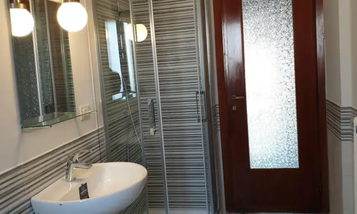 Rexer-Palermo-Affittasi-a-studentesselavoratrici-ampie-e-luminose-stanze-arredate-singole-BAGNO