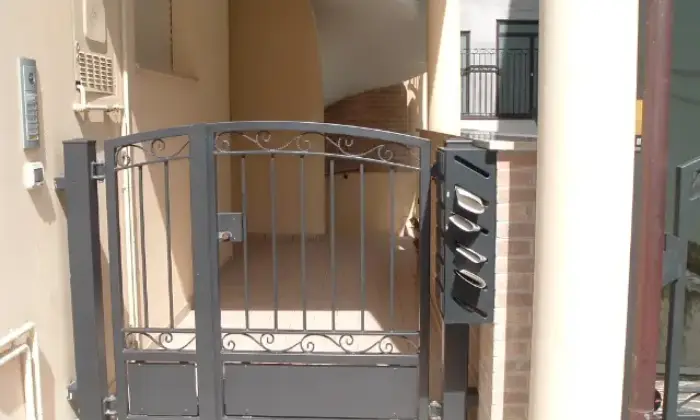 Rexer-Roseto-degli-Abruzzi-Affittasi-posto-auto-garage-GARAGE