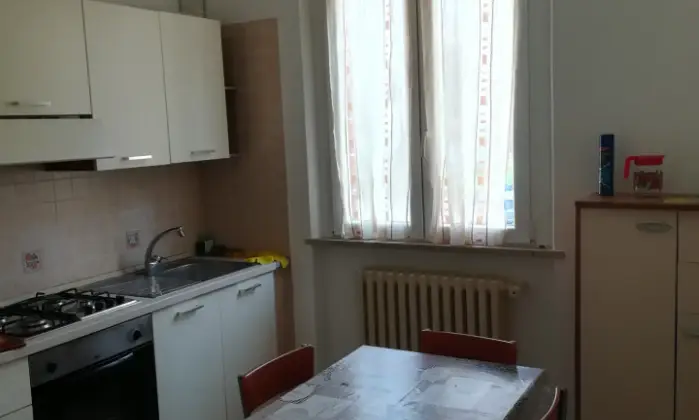 Rexer-Urbino-Tre-camere-singole-a-Ragazze-CUCINA