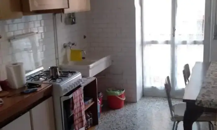 Rexer-Pavia-Con-tre-grandi-stanze-arredato-per-studenti-libero-subito-CUCINA