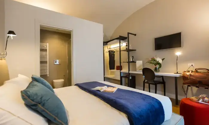 Rexer-Roma-Suite-Trastevere-in-Palazzo-depoca-fronte-fiume-CAMERA-DA-LETTO
