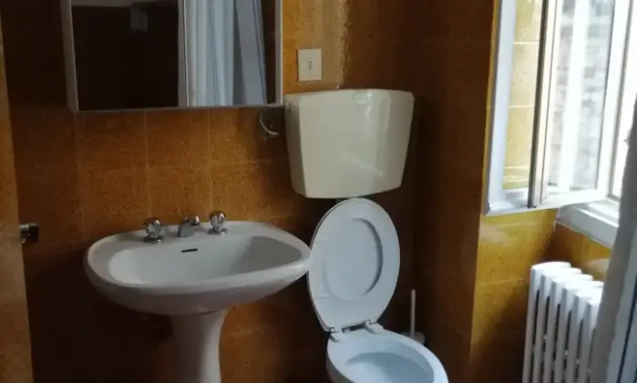 Rexer-Urbino-Due-stanze-singoledoppie-in-centro-storico-BAGNO