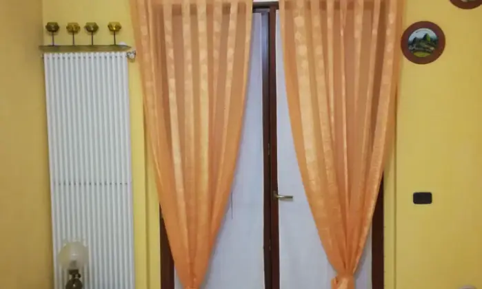 Rexer-Trecate-SI-AFFITTA-STANZA-SINGOLA-in-appartamento-TRILOCALE-SALONE