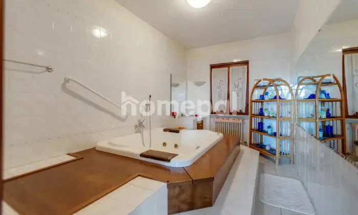 Rexer-Lonato-del-Garda-Villa-vista-lago-con-piscina-e-uliveto-Desenzano-del-Garda-BAGNO