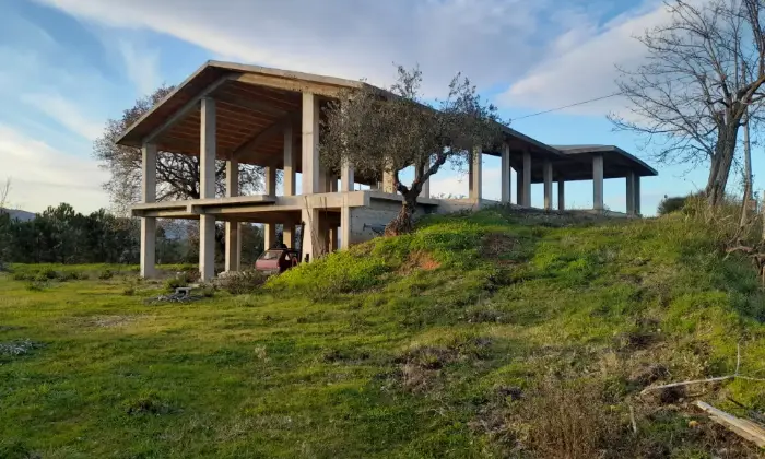 Rexer-Torano-Castello-Terreno-con-rustico-di-recente-costruzione-Terreno