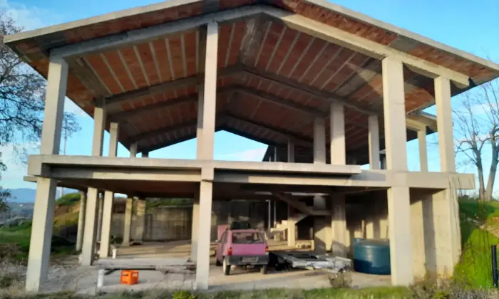 Rexer-Torano-Castello-Terreno-con-rustico-di-recente-costruzione