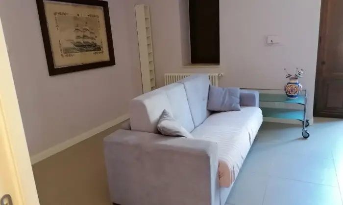 Rexer-Catania-Affittasi-appartamento-situato-in-un-vicoletto-della-Piazza-Carlo-Alberto-SALONE