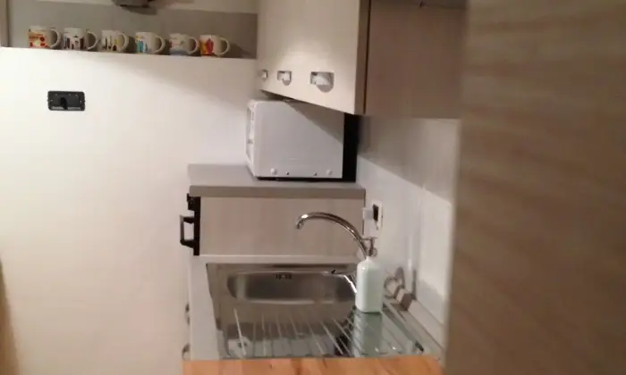 Rexer-Roma-AFFITTASI-APPARTAMENTO-PIANO-TERRA-CUCINA