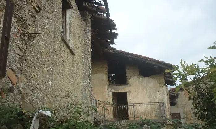 Rexer-Colle-Brianza-FRAZIONE-DI-Giovenzana-LC-Rustico-con-GIARDINO-da-demolire-e-ricostruire-Altro