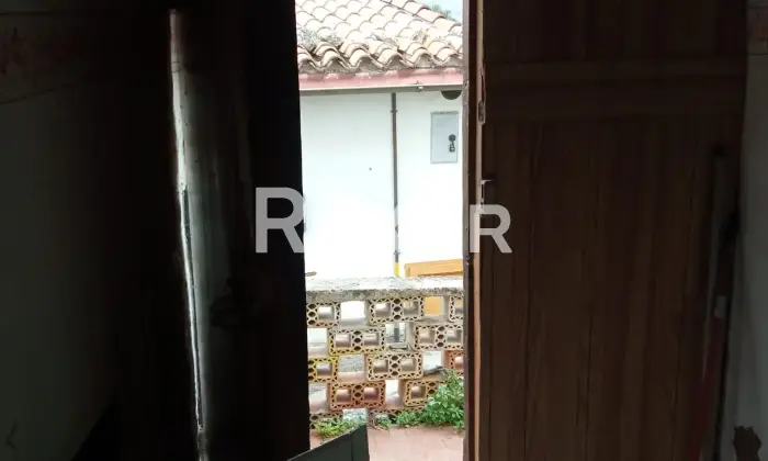 Rexer-Capestrano-Vendesi-casa-di-paese-in-via-Vallone-a-Capestrano-AQ-Altro