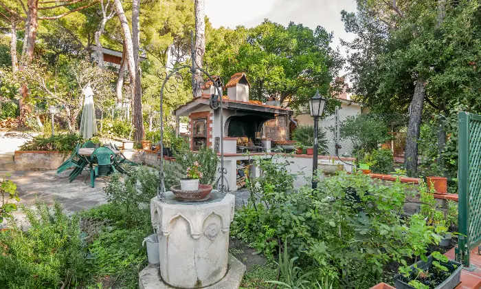 Rexer-Quercianella-Villa-ben-tenuta-con-ampio-giardino-a-Quercianella-GIARDINO