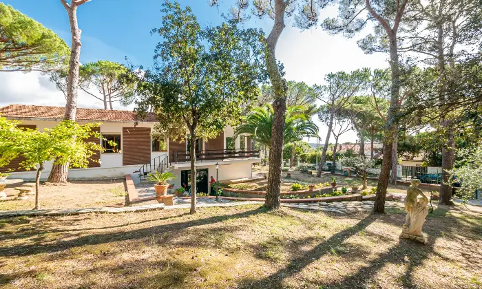 Rexer-Quercianella-Villa-ben-tenuta-con-ampio-giardino-a-Quercianella-GIARDINO