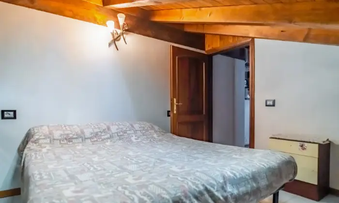 Rexer-Sestola-Deliziosa-casa-immersa-nel-verde-con-mansarda-taverna-e-ampio-spazio-esterno-CAMERA-DA-LETTO