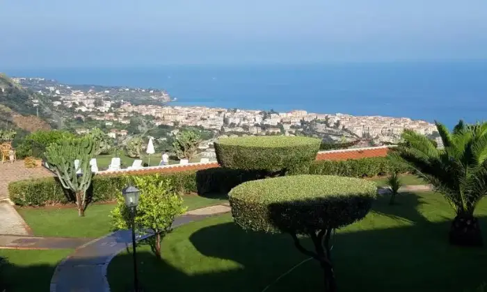 Rexer-Parghelia-stanze-da-letto-e-piscina-a-due-passi-daTropea-Giardino