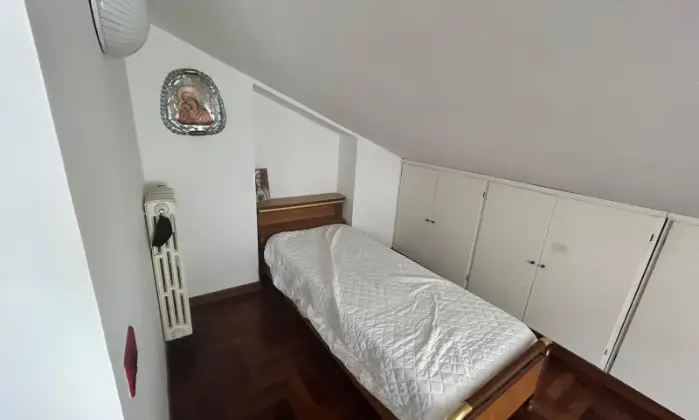 Rexer-Tagliacozzo-Mansarda-ampia-in-villa-in-vendita-a-TAGLIACOZZO-AQ-CAMERA-DA-LETTO