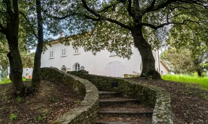 Rexer-San-Miniato-Casale-In-toscana-con-piscina-e-campo-da-tennis-Giardino