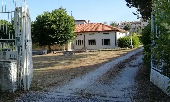 Rexer-Nocera-Umbra-Villa-in-vendita-con-mq-terreno-edificabile-in-Vocabolo-Colle-Nocera-Umbra-Giardino