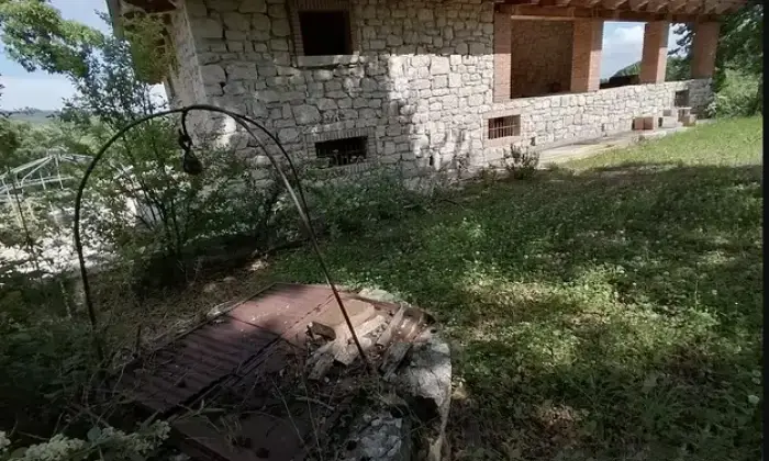 Rexer-Sassinoro-Vendesi-villa-in-pietra-antica-Giardino