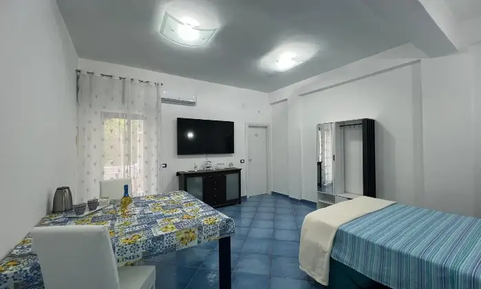 Rexer-Ischia-Appartamento-ristrutturato-con-veranda-e-cantina-Ischia-CameraDaLetto