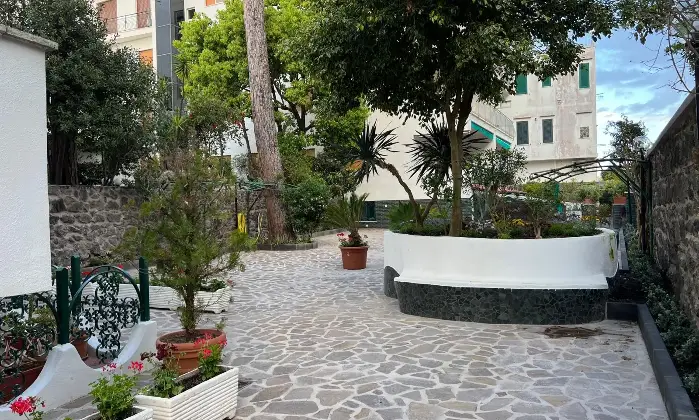 Rexer-Ischia-Appartamento-ristrutturato-con-veranda-e-cantina-Ischia-Giardino