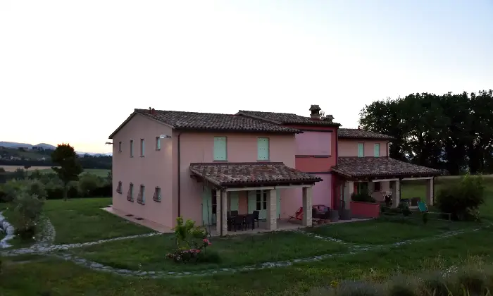 Rexer-Paravento-Incantevole-villa-con-piscina-nelle-Marche-Giardino