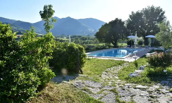 Rexer-Paravento-Incantevole-villa-con-piscina-nelle-Marche-Giardino