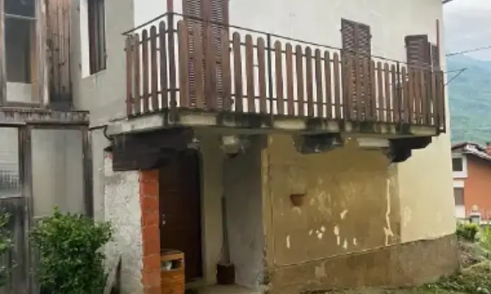 Rexer-Brosso-Casa-di-paese-in-vendita-in-via-Acquarossa-Brosso-Giardino