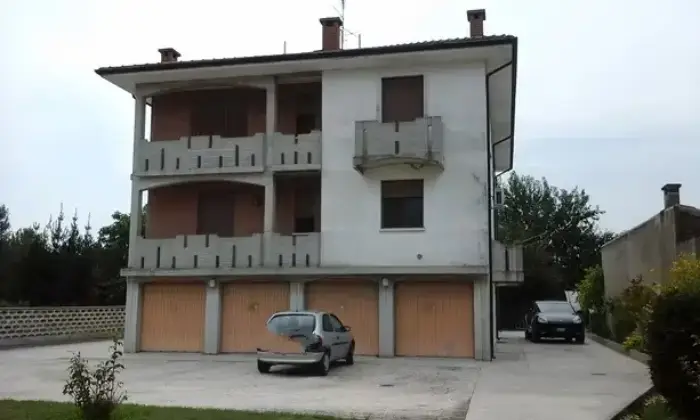 Rexer-Sermide-Intero-fabbricato-da-cielo-a-terra-con-terreno-Terrazzo