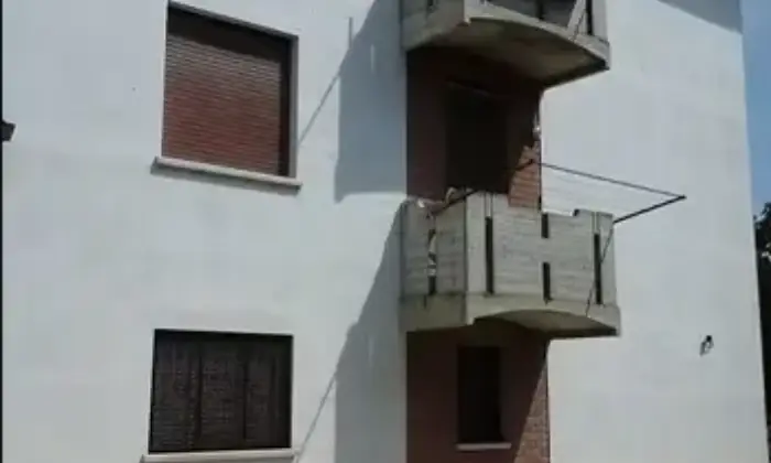 Rexer-Sermide-Intero-fabbricato-da-cielo-a-terra-con-terreno-Terrazzo