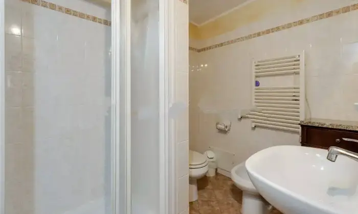 Rexer-Bosa-Villa-a-schiera-via-Montenegro-Centro-storico-di-Bosa-Bagno