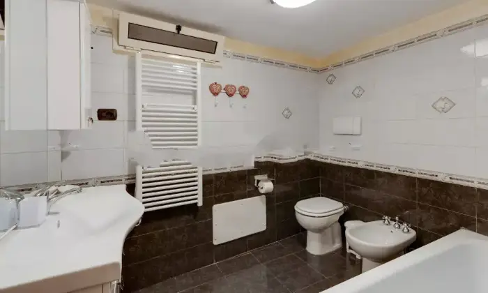 Rexer-Bosa-VENDESI-CASA-MEDIEVALE-A-BOSA-STORIA-E-VISTA-MARE-Bagno