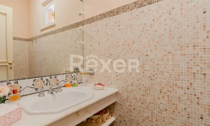 Rexer-Sirolo-Elegante-villa-con-piscina-a-pochi-passi-dal-mare-BAGNO