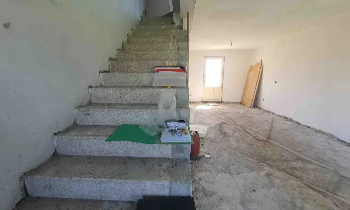 Rexer-Abbadia-Cerreto-Villetta-centrale-su-due-piani-con-piccola-porzione-di-giardino-Altro