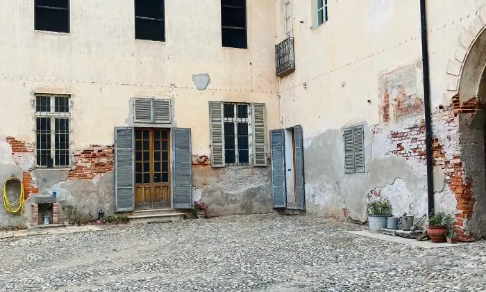 Rexer-Castellazzo-Novarese-Dimora-storica-lungo-la-strada-Valsesia-vicino-a-Novara-Cortile