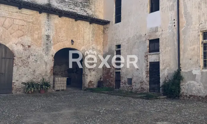 Rexer-Castellazzo-Novarese-Dimora-storica-lungo-la-strada-Valsesia-vicino-a-Novara-Cortile