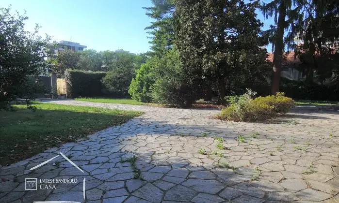 Rexer-GALLARATE-Villa-con-parco-in-zona-centrale-Giardino