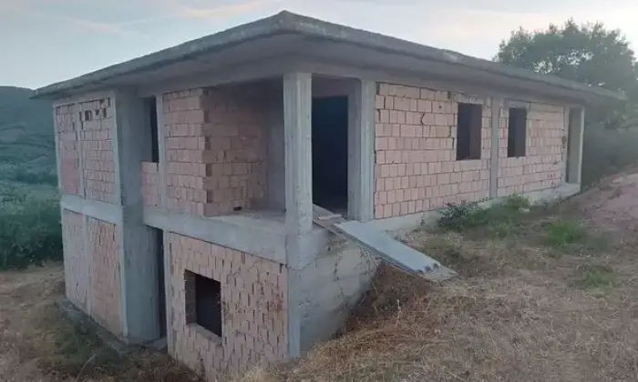 Rexer-Poggio-Nativo-Vendesi-rustico-con-terreno-edificabile-a-poggio-nativo-Giardino