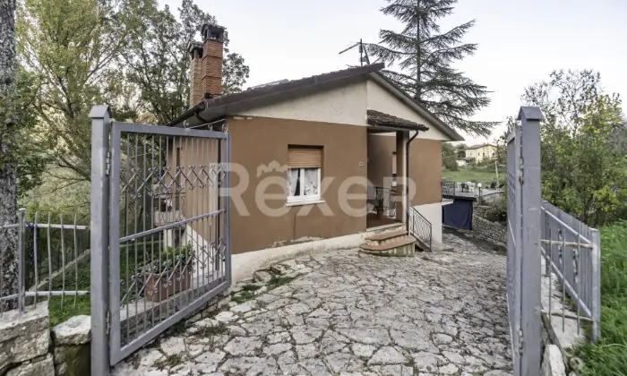 Rexer-Pietralunga-Villa-su-due-livelli-con-corte-esterna-Altro