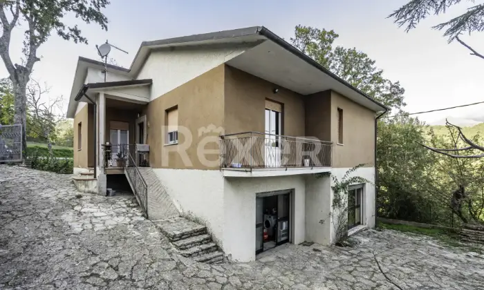Rexer-Pietralunga-Villa-su-due-livelli-con-corte-esterna-Altro