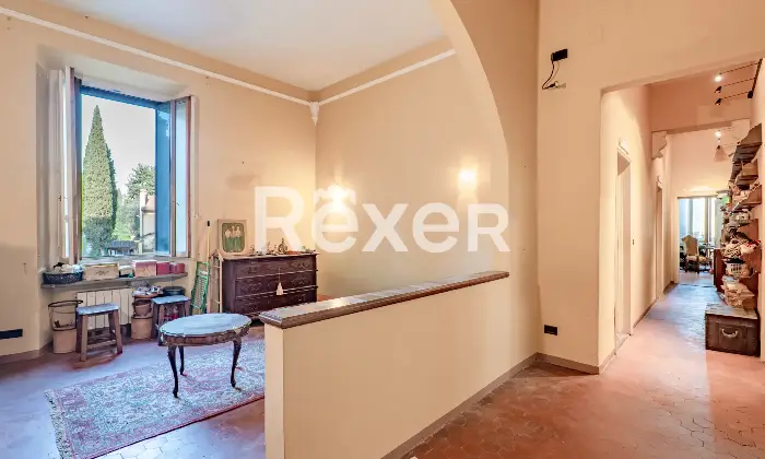 Rexer-Firenze-vani-con-sala-doppia-balcone-e-cantina-Corridoio