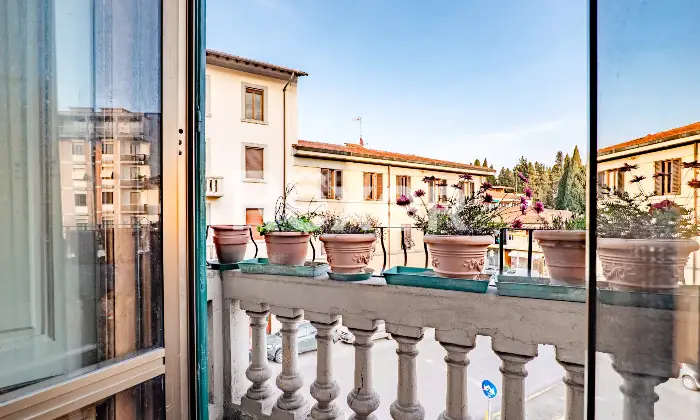 Rexer-Firenze-vani-con-sala-doppia-balcone-e-cantina-Balcone