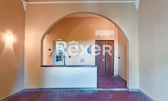 Rexer-Firenze-vani-con-sala-doppia-balcone-e-cantina-Ingresso
