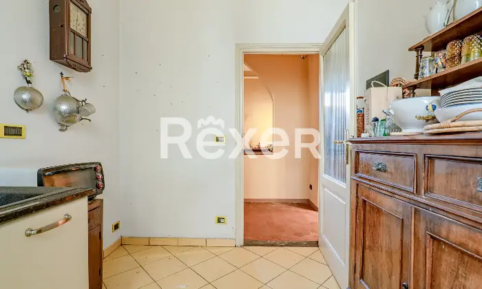 Rexer-Firenze-vani-con-sala-doppia-balcone-e-cantina-Cucina