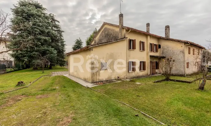 Rexer-Santa-Lucia-di-Piave-Rustico-da-ristrutturare-con-ampio-giardino-Altro
