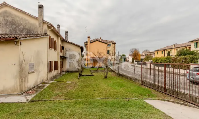 Rexer-Santa-Lucia-di-Piave-Rustico-da-ristrutturare-con-ampio-giardino-Altro